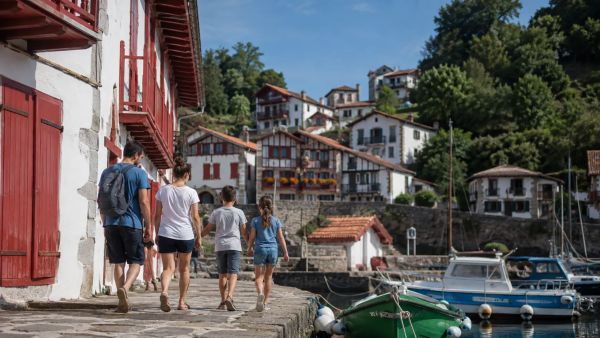 Où passer ses vacances en famille au Pays Basque : expériences incontournables et activités adaptées