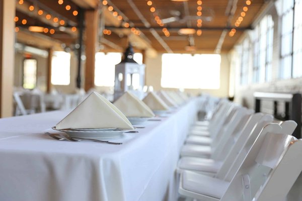 Service à vaisselle de l'Hôtel des Voyageurs : élégance et raffinement à table